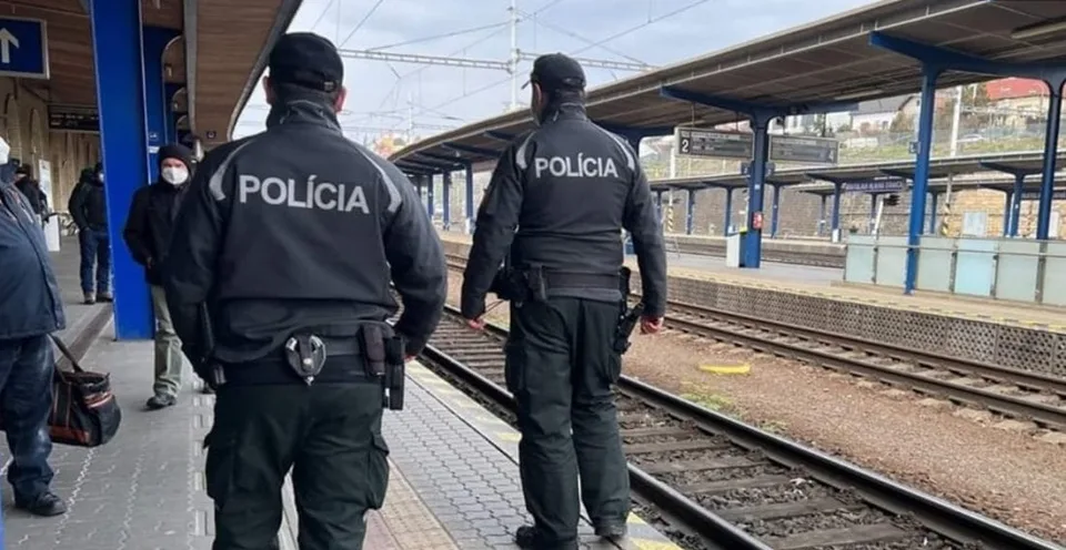 Read more about the article Agresor na bratislavskej stanici: Muž napadol vo vlaku policajta, hliadke sa vyhrážal guľkami a mafiánmi!