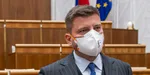 Martin Borguľa (Sme rodina) s ochranným rúškom skladá poslanecký sľub.