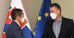Roman Mikulec (vpravo) blahoželá Šfanovi Hamranovi k novej funkcii policajného prezidenta.
