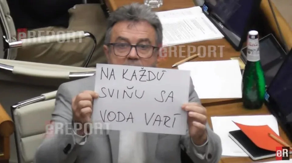 Read more about the article VIDEO Pročko v parlamente opäť „exceloval“, umravniť ho musel až jeho opozičný kolega