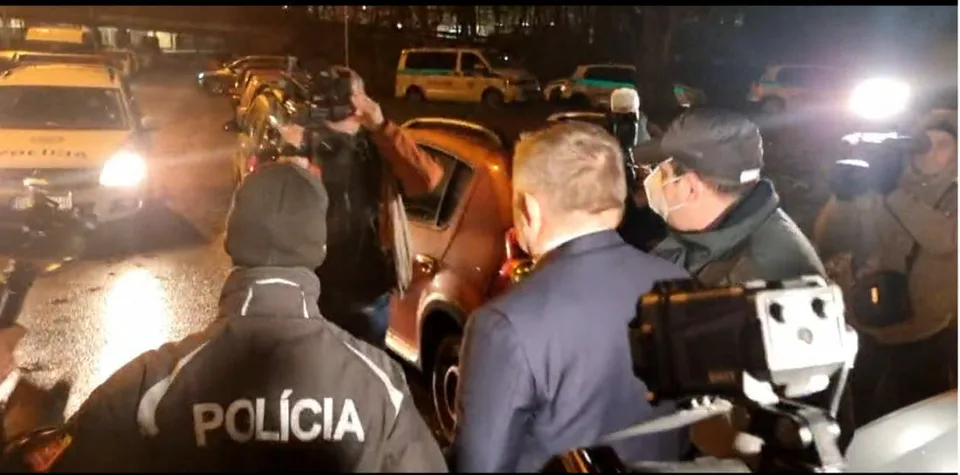 Read more about the article VIDEO Mimoriadna správa! Rušný začiatok protestu. Fica zadržala polícia!