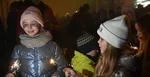Deti zapaľujú prskavky počas novoročných osláv 1. januára 2023 na Hlavnej ulici v Košiciach.