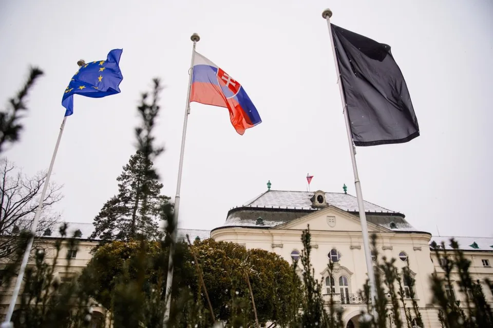 Read more about the article Úrad vlády SR vyvesil čiernu vlajku, vyjadruje solidaritu s Českou republikou