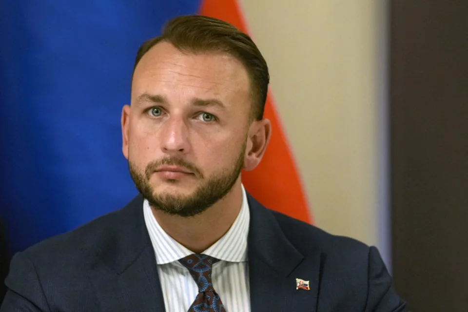 Read more about the article M. Šutaj Eštok: Ak idete obhajovať zločincov a kajúcnikov, tak to povedzte ľuďom na námestiach