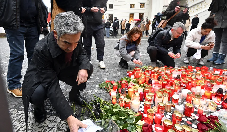 Read more about the article Študenti upratali pietne miesto pri UK, zo sviečok zrejme vznikne pamätník