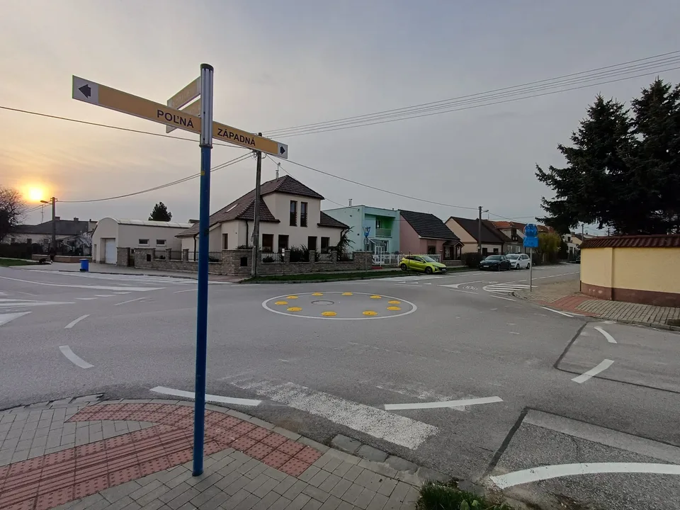 Read more about the article Trnave sa opäť smeje celé Slovensko! Nový kruhový objazd vyzerá ako omaľovánka