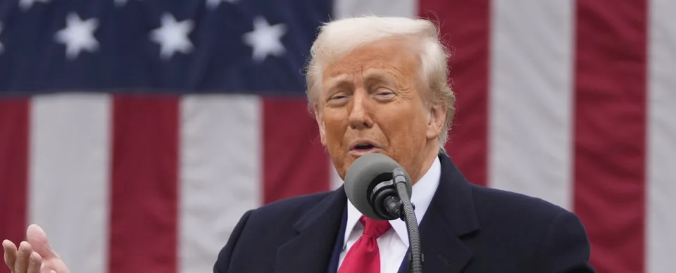 Read more about the article Pomaly kvapkajúca voda je minulosťou! Trump zrušil regulácie na sprchovanie pre jeho krásne vlasy