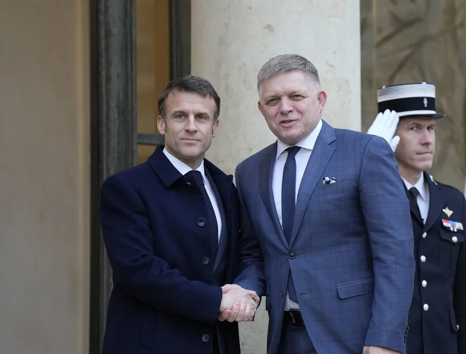 You are currently viewing Streľbu na R. Fica odsúdil aj francúzsky prezident Emmanuel Macron