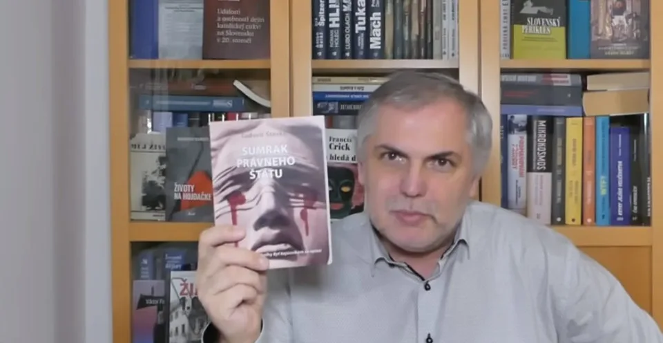 Read more about the article Pokračovanie knihy „Byť kajúcnikom sa oplatí“ je tu! Michelko hovorí o období temna