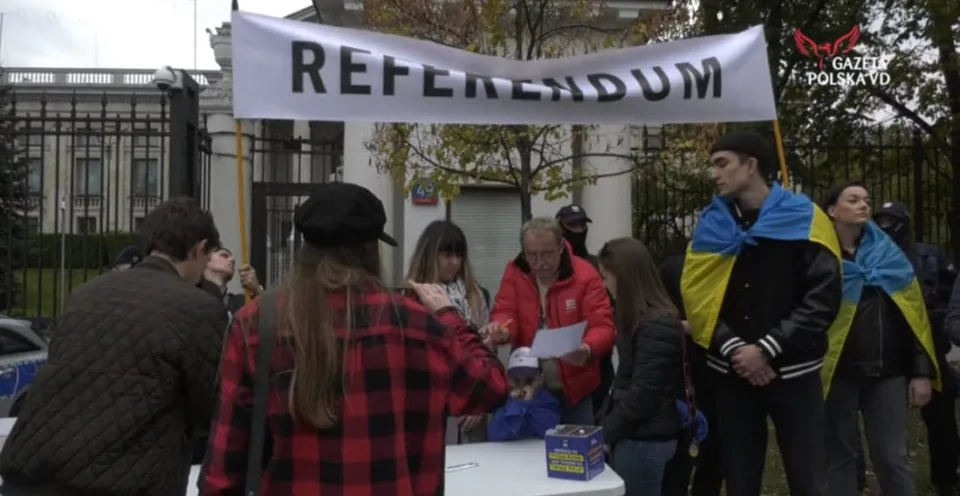 Read more about the article VIDEO Nevídaný protest vo Varšave: Anektujú ruské veľvyslanectvo v Poľsku?