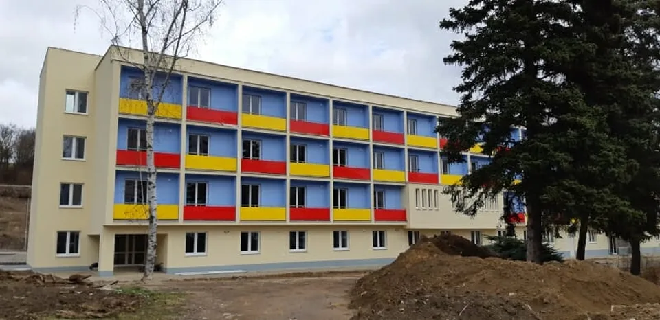 Read more about the article FOTO Chátrajúci internát zmenili na bytovku! V Starej Turej odovzdali 57 nájomných bytov