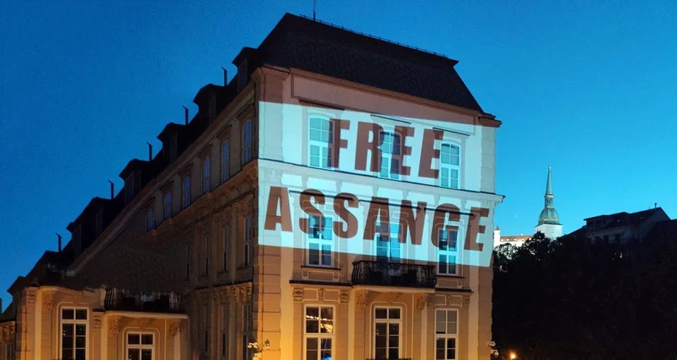 Read more about the article Nočný protest za slobodu slova! Na americkú ambasádu nasvietili nápis FREE ASSANGE!