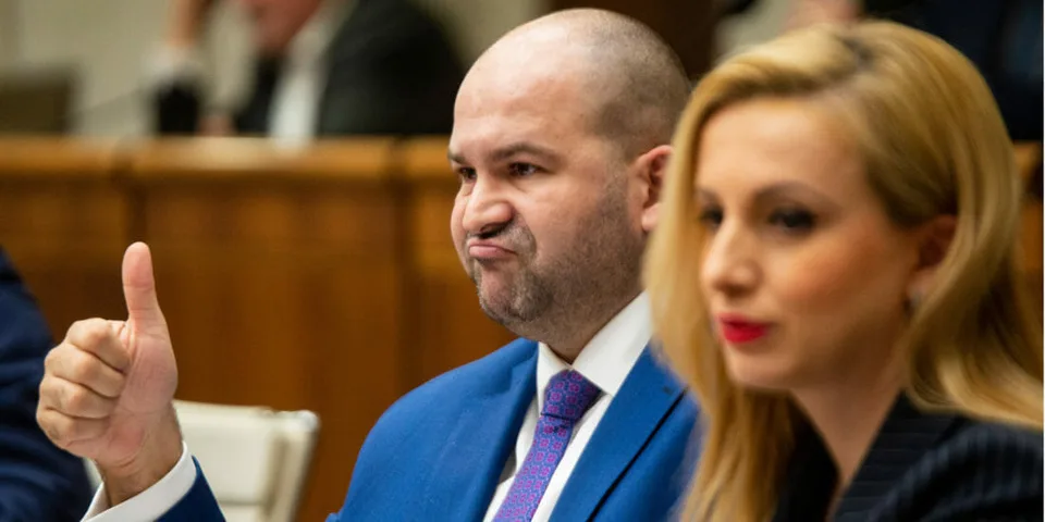 Read more about the article Ustojí Mikulec odvolávanie? Minimálne dvaja kollárovci mu neveria, čo na to Šipoš či Šeliga?