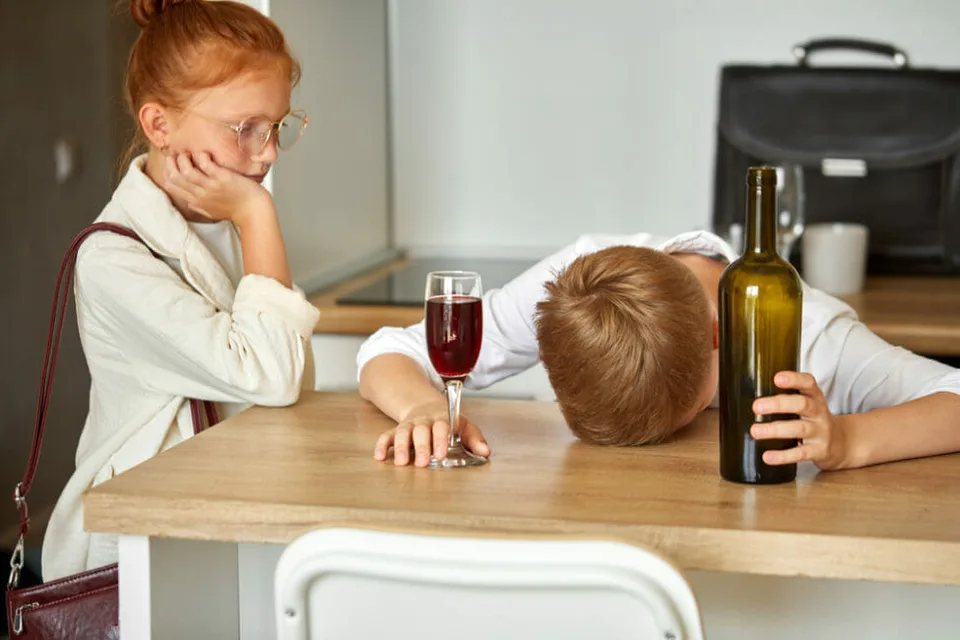 Read more about the article Alkohol v rukách detí a mladistvých by mal byť tabu, hovorí odborník