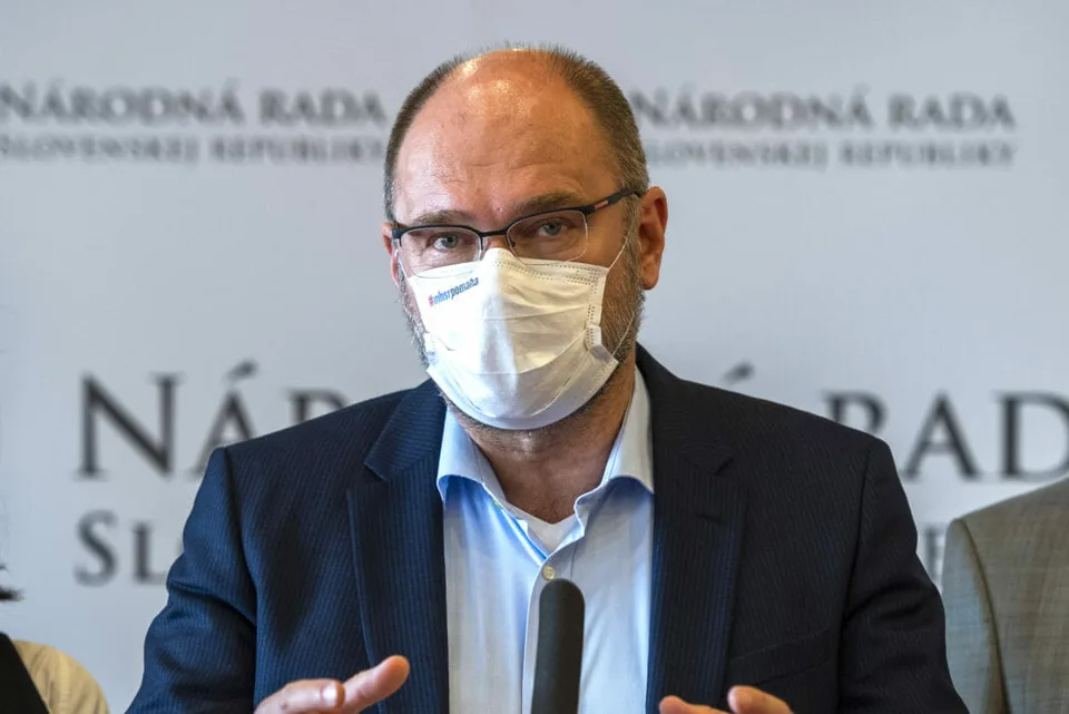Read more about the article Úrad pre verejné obstarávanie preveruje Sulíkove ministerstvo: Ide o zmluvu s právnikom Zigom!
