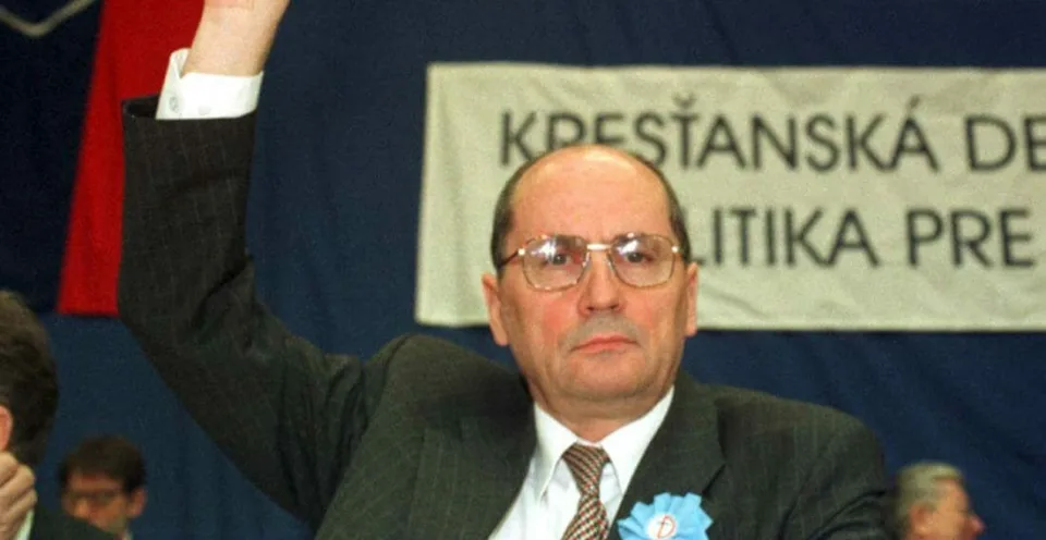 Read more about the article Boja sa ho ako čert kríža? KDH vo vývrtke: Nespájajte nás s vyhláseniami Čarnogurského!