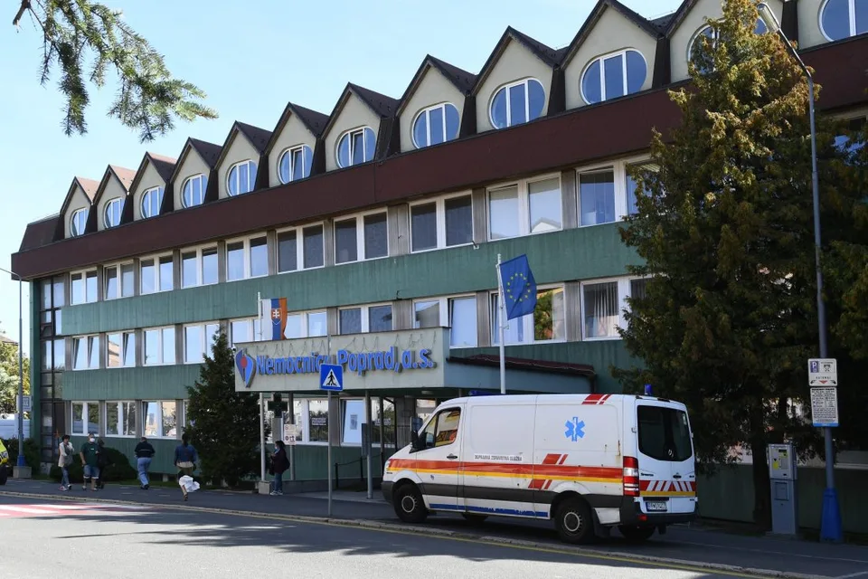 Read more about the article V Poprade stopli plánované operácie. Nakazených je 27  zdravotníkov