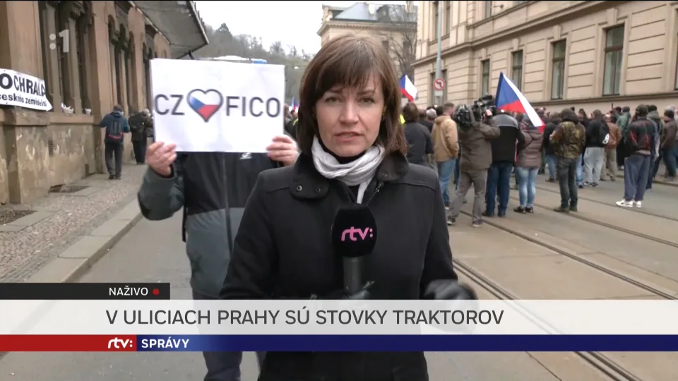 Read more about the article Česko miluje Fica. Účastník protestu farmárov v Prahe prekvapil transparentom v živom vysielaní RTVS