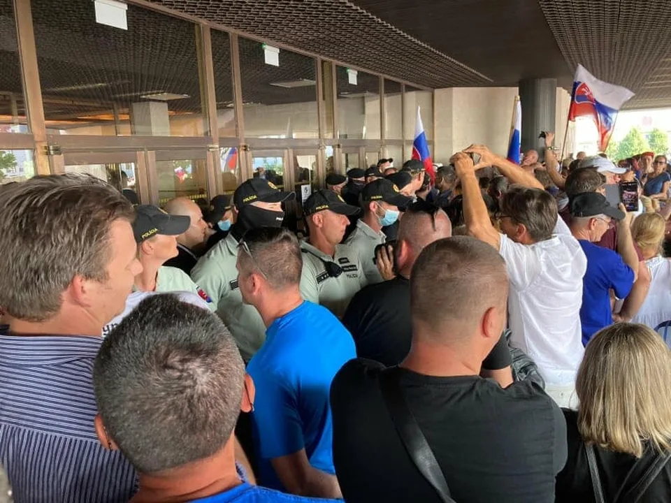 Read more about the article Protest pred parlamentom sa zvrháva: Ľudia mali na ňom napadnúť policajtku