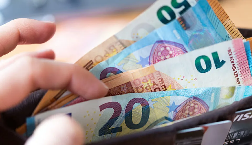 Read more about the article Paradoxný efekt? Inflácia najviac zasiahla priemysel, no v iných sektoroch rastú mzdy