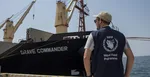 Pracovník Svetového potravinového programu OSN stojí pri lodi MV Brave Commander, ktorá prepravila obilie z ukrajinského čiernomorského prístavu Pivdennyj do prístavného mesta Džibuti v utorok 30. augusta 2022.