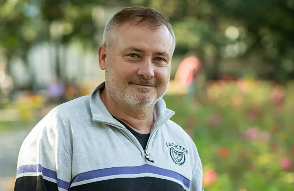 Read more about the article Na vlastnej koži: Učesal nás Peter Batthyány: Je lepší kaderník alebo herec?
