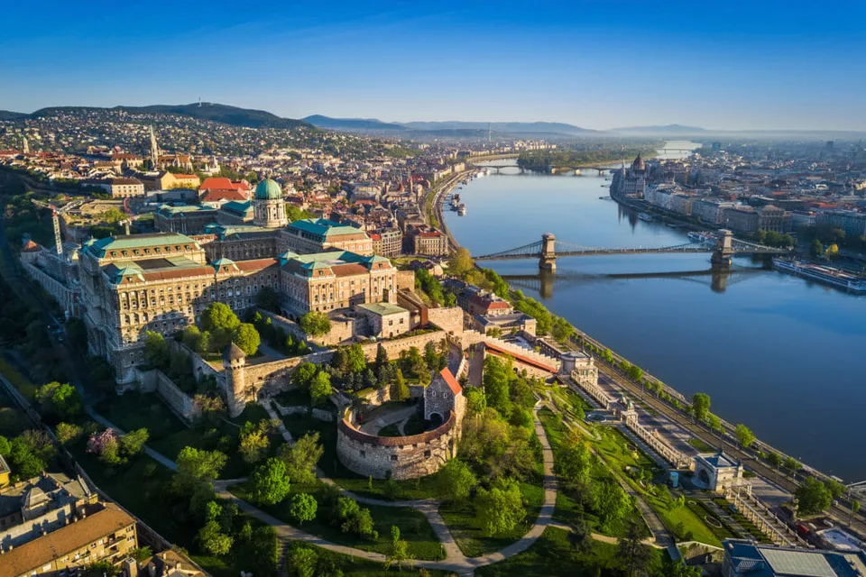 Read more about the article Maďarsko: Zazneli výzvy k návratu nosenia rúšok v interiéroch
