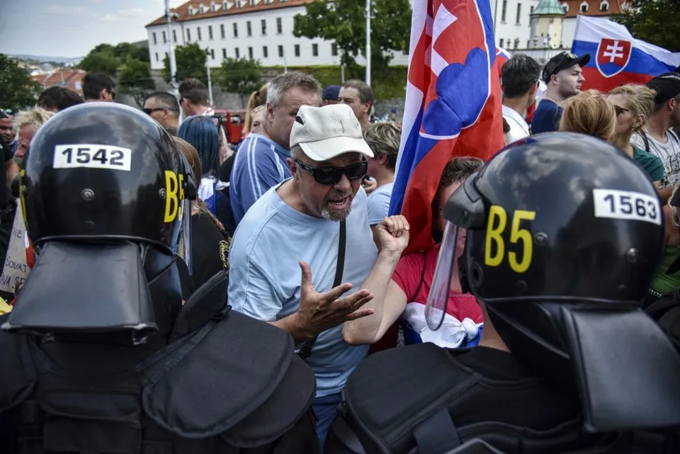Read more about the article Komentátor súhlasí s Kollárom, protest pred NR SR polícia nezvládla: Mala zasiahnuť skôr!
