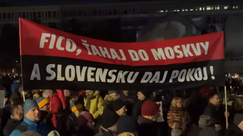 Read more about the article KOMENTÁR Vojna na Ukrajine nie je naša vojna. Protesty proti spolupráci s Ruskom sú protesty za ožobračenie Slovákov