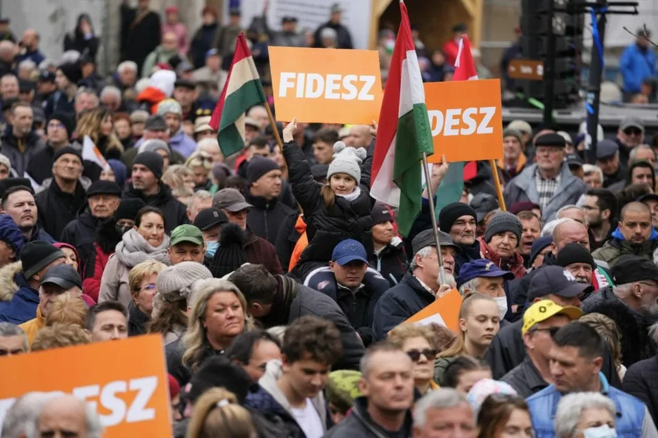 Read more about the article OSTRÁ výmena názorov medzi Lipavským a Menczerom kvôli LGBT zákonu: Ruky preč od maďarských detí!