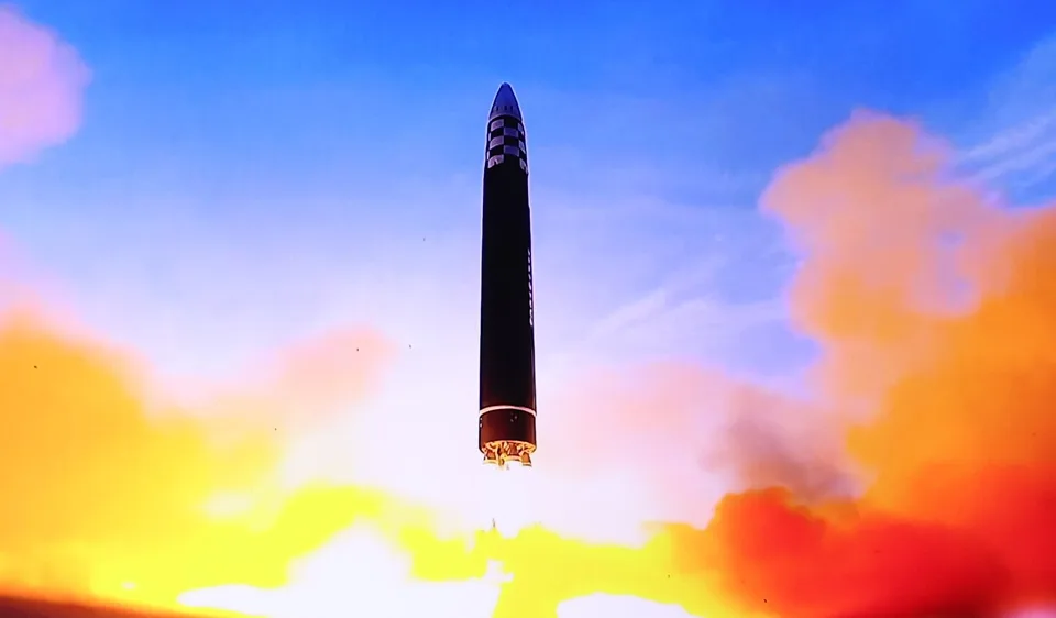 Read more about the article Explózie otriasali Kyjevom: Rusko v noci zaútočilo balistickými raketami