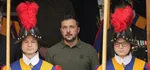 Ukrajinský prezident Volodymyr Zelenskyj (uprostred) na audiencii u pápeža Františka