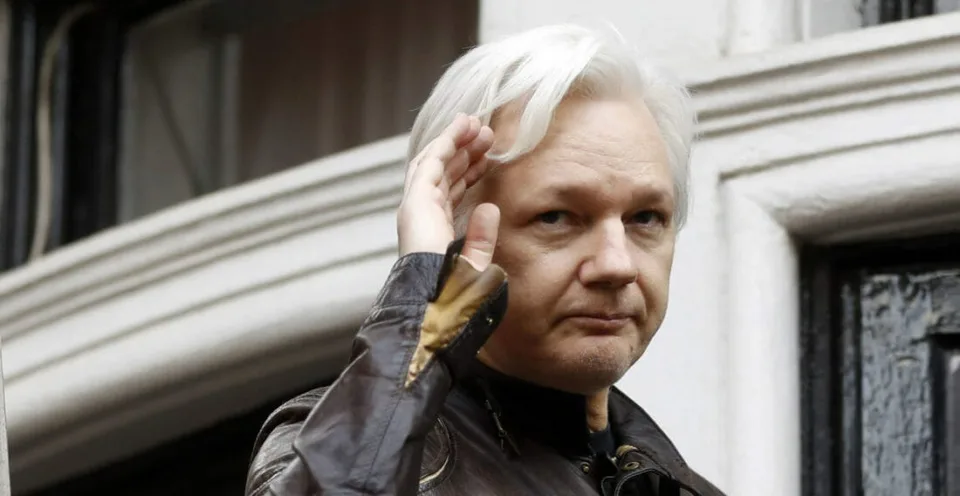 Read more about the article Vydajú Briti Assangea do USA? Zakladateľovi WikiLeaks hrozí za morom 175 rokov basy či trest smrti!