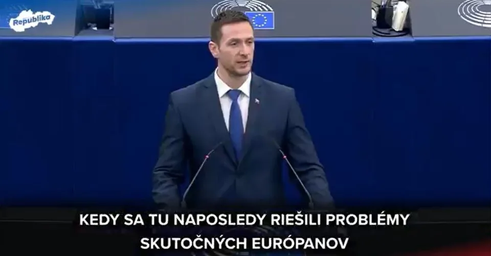 Read more about the article VIDEO Tvrdé slová europoslancov: von der Leyenová ako bohyňa zdravia aj vojny? EÚ sa mení na UÚ?