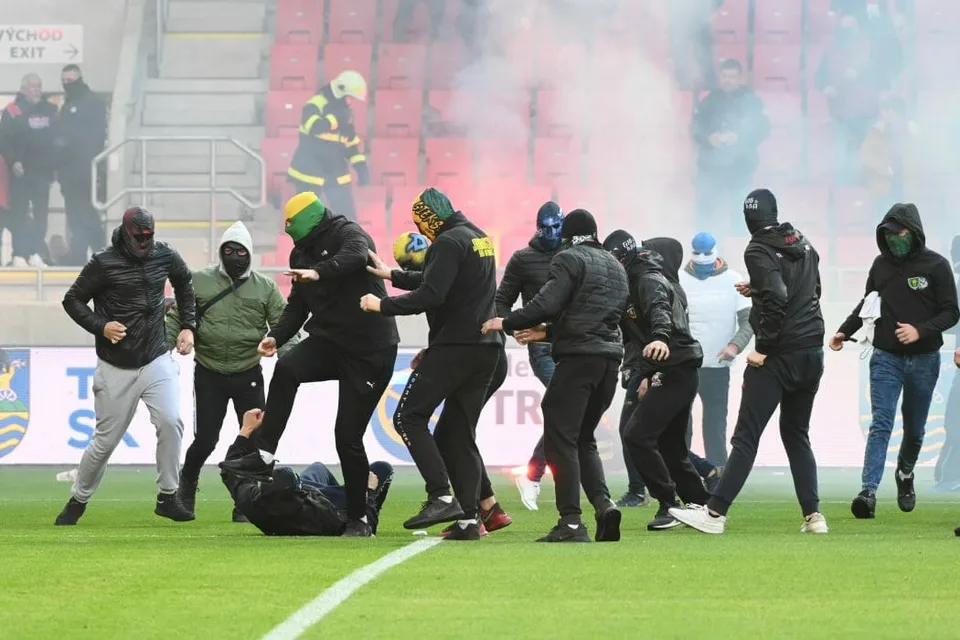 Read more about the article Výtržnosti počas zápasu Spartaka so Slovanom: Fanúšikovia vtrhli na ihrisko, trávnik posiali svetlicami!