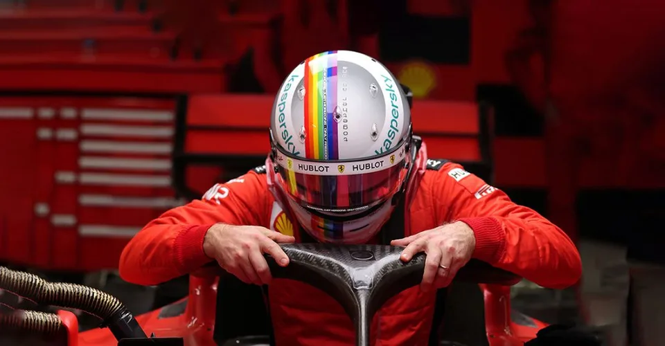 Read more about the article F1: Dúhovú prilbu Sebastiana Vettela vydražili za poriadny balík!