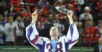 Kapitán slovenskej hokejovej reprezentácie Zdeno Chára dvíha cenu za druhé miesto na svetovom šampionáte v ľadovom hokeji 20. mája 2012 v Hartwall aréne v Helsinkách.