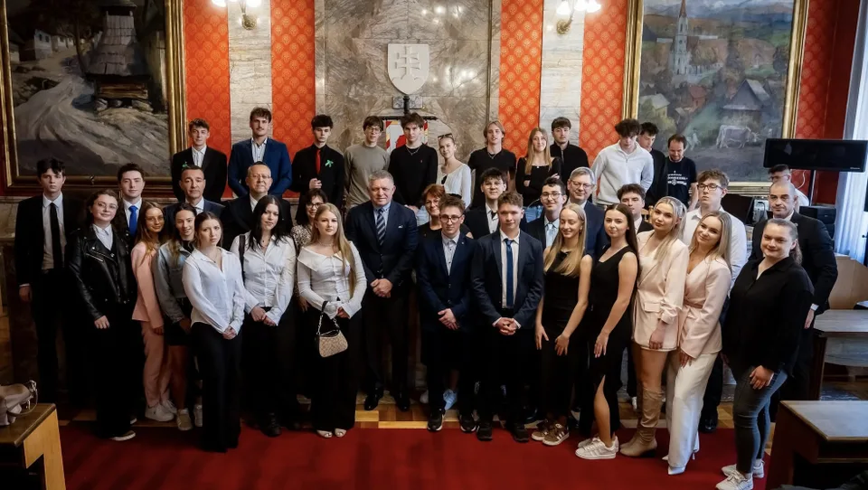 Read more about the article Premiér spolu s ministrami debatovali so študentmi v Ružomberku: Otázky kládli gymnazisti aj učiteľský zbor