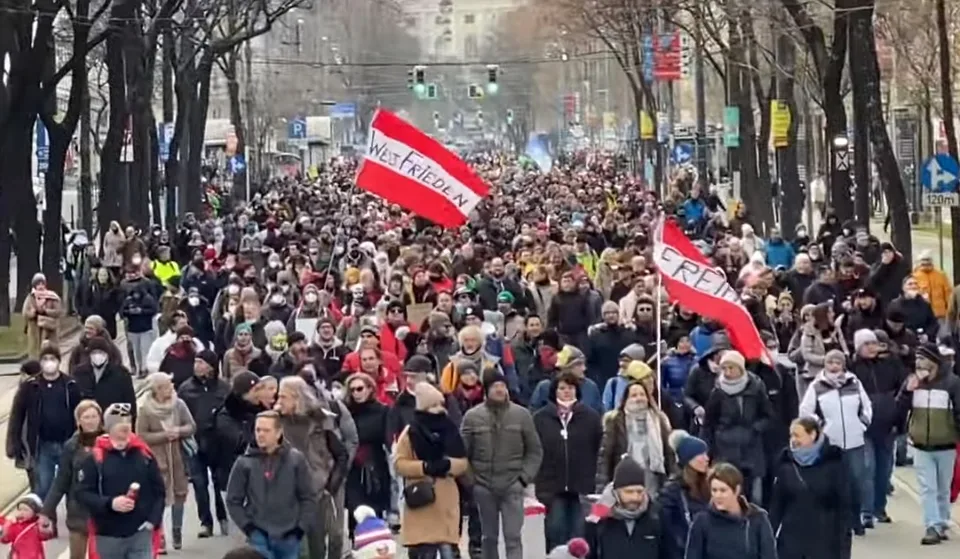 Read more about the article VIDEO Tisíce ľudí protestovali vo Viedni: Dav pochodoval k parlamentu a zablokoval dopravu!