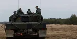 Na archívnej snímke z 13. februára 2023 ukrajinskí a poľskí vojaci počas výcviku na tanku Leopard 2 na vojenskej základni v poľskom meste Swietoszow.