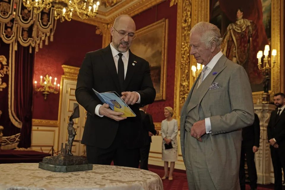 Read more about the article Karol III. sa stretol s ukrajinským premiérom. Kráľovi priniesol dar so silným symbolom
