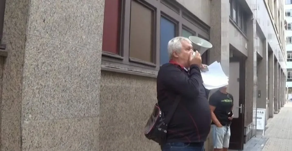 Read more about the article VIDEO Protest pred úradom Žilinku:  Ste horší zametač ako Kováčik!  Čo chcete dať Lipšicovi novičok?