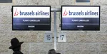 Na ilustračnej snímke cestujúci čakajú pri stánku leteckej spoločnosti Brussels Airlines.