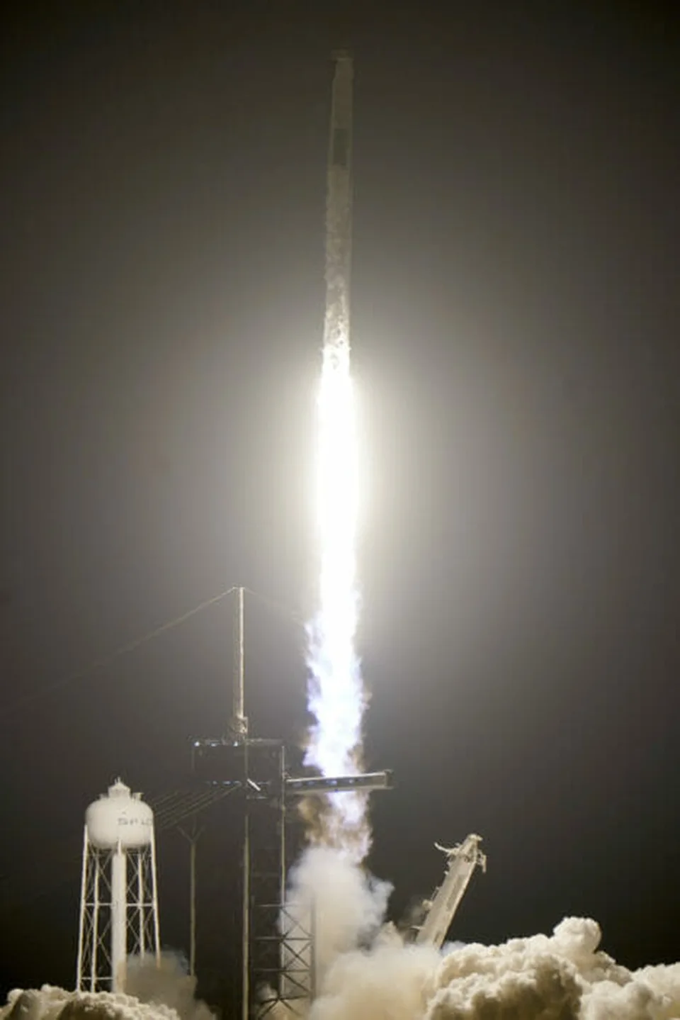 Read more about the article Vesmírni turisti so SpaceX pristáli pri floridskom pobreží