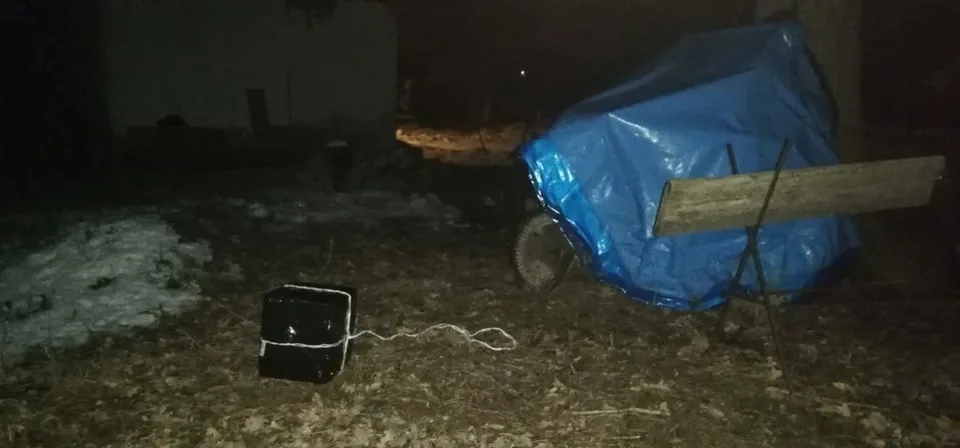 Read more about the article FOTO Polícia varuje: Dávajte si pozor na hlavy, z neba padali balíky cigariet!