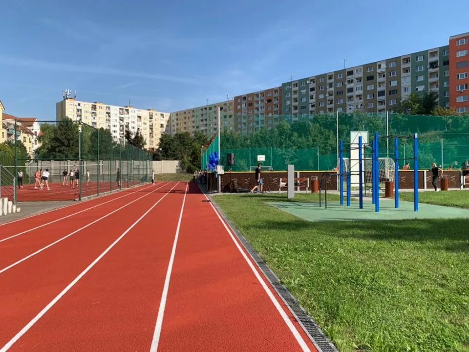 Read more about the article Gymnázium Jána Hollého v Trnave má vynovené športoviská, mali by slúžiť aj verejnosti