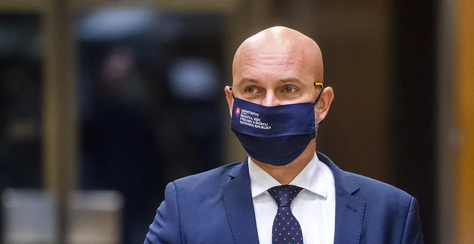 Read more about the article Týždeň za všetky drobné. Minister stratil oblek a pokazila sa mu práčka