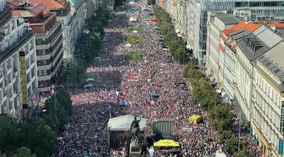 Read more about the article VIDEO MASÍVNY protest v Prahe: K vyše 70-tisícovému davu sa prihovoril aj Slovák Ján Baránek!