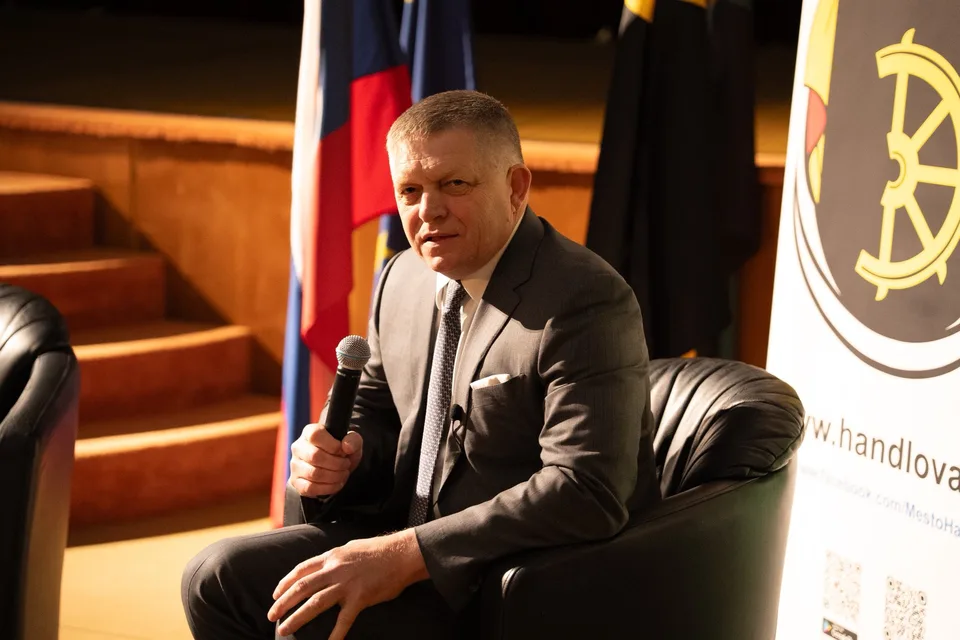 Read more about the article Dva roky po atentáte sa premiér vrátil do Handlovej. So študentmi diskutoval najmä o zahraničnej politike a budúcnosti Slovenska
