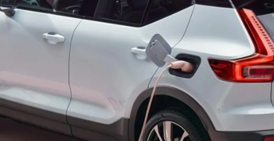 Read more about the article Spaľovacie autá opäť získavajú popularitu po celom svete, záujem o elektromobily prudko klesá